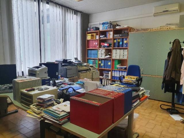 Locale Commerciale in affitto a Cavazzoli, Re