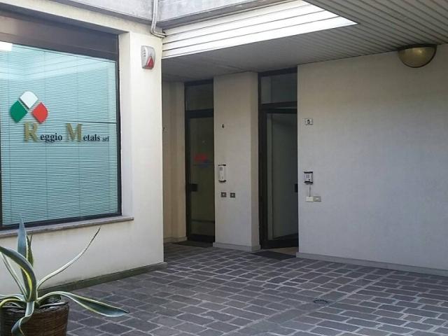 Locale Commerciale in affitto a Cavazzoli, Re