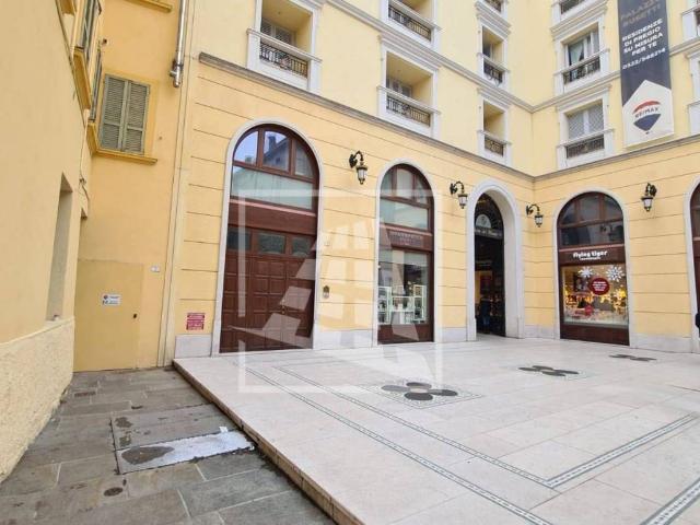 Locale Commerciale in affitto a San Francesco-Giardini Pubblici, Re