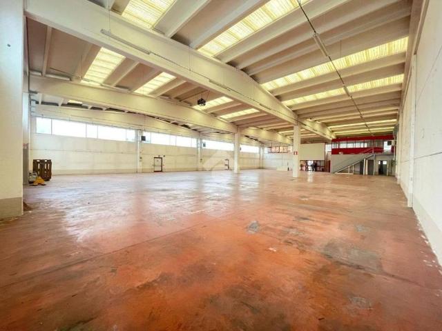 Locale Commerciale in affitto a Re, Reggio Emilia