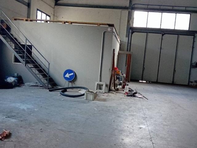 Locale Commerciale in affitto a Santa Croce, Re