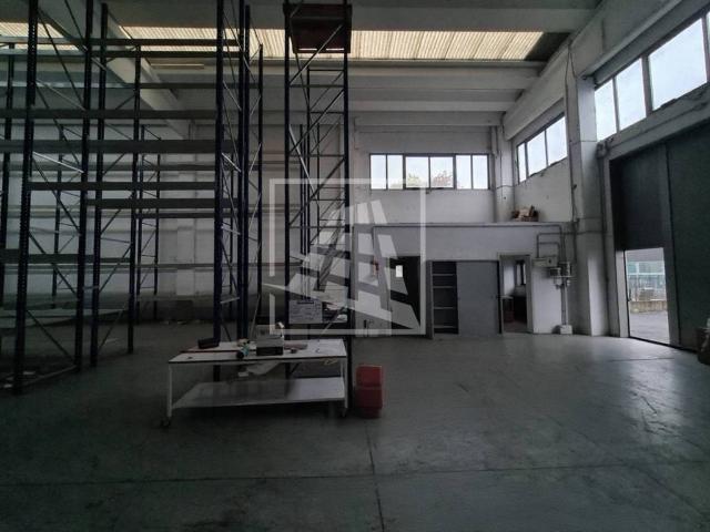 Locale Commerciale in affitto a Pieve Modolena, Re