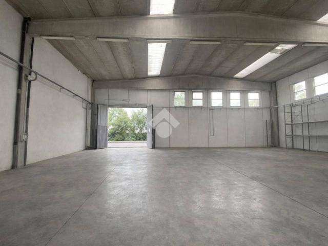 Locale Commerciale in affitto a Mancasale, Re