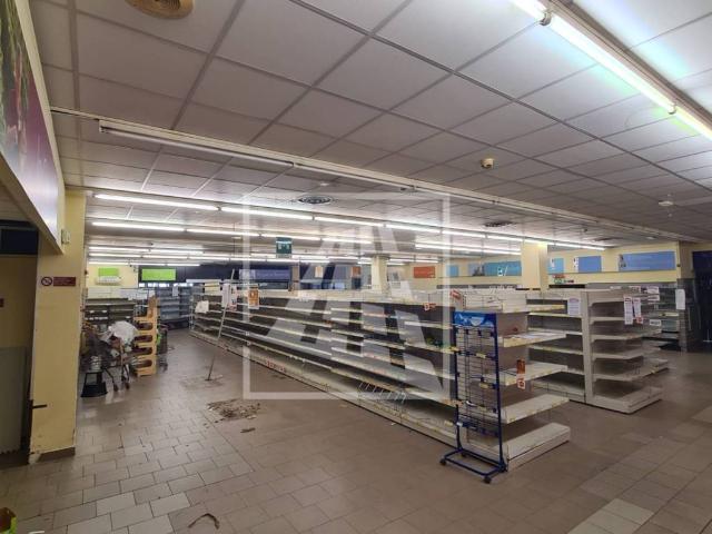 Locale Commerciale in affitto a Sesso, Re