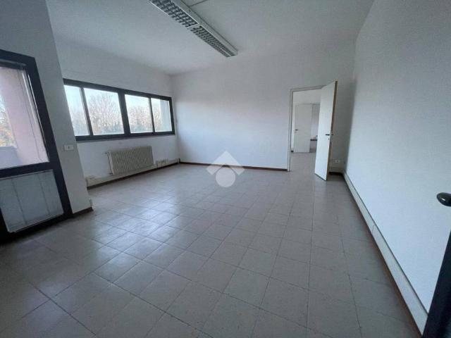 Locale Commerciale in affitto a Mancasale, Re