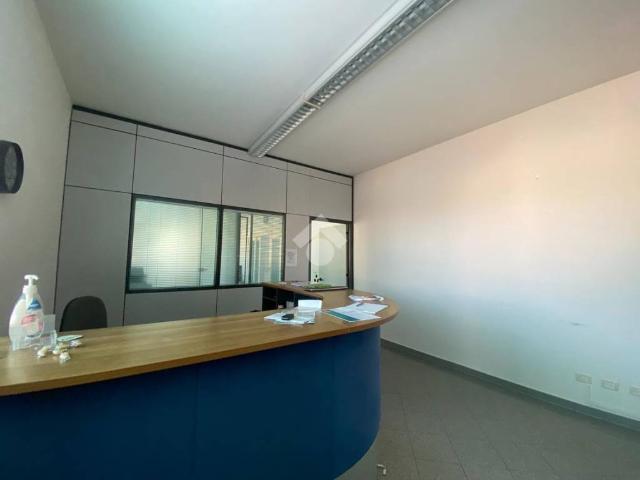 Locale Commerciale in affitto a Carrozzone-Betonica, Re
