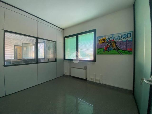 Locale Commerciale in affitto a Carrozzone-Betonica, Re