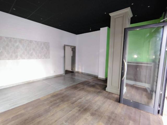 Locale Commerciale in affitto a Rosta Nuova, Re