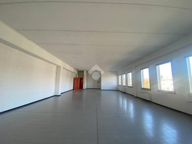 Locale Commerciale in affitto a Re, Reggio Emilia