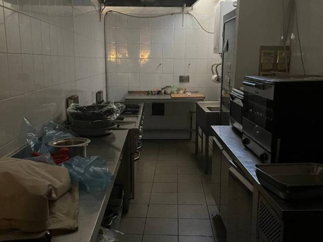 Locale Commerciale in affitto a Santa Croce, Re
