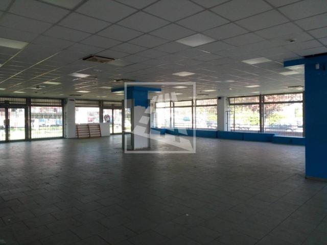 Locale Commerciale in affitto a Santa Croce, Re