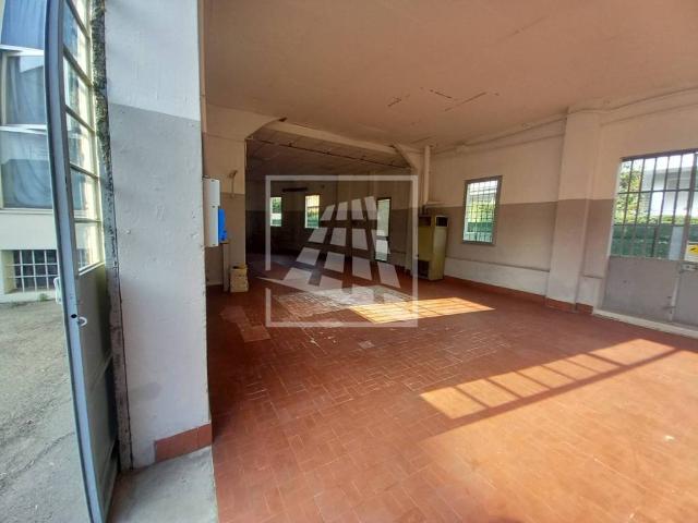 Locale Commerciale in affitto a Regina Pacis, Re
