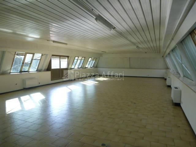 Locale Commerciale in affitto a Reggio Emilia, Carrozzone-Betonica
