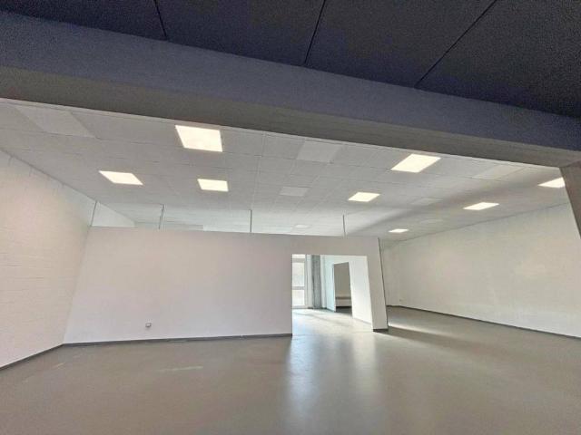 Locale Commerciale in affitto a Re, Reggio Emilia