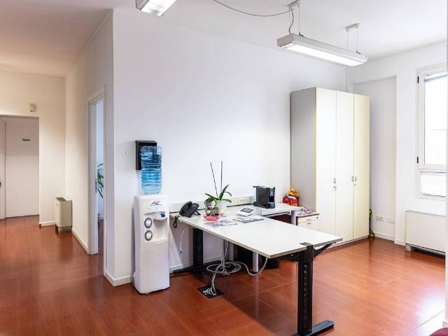 Locale Commerciale in affitto a Mancasale, Re