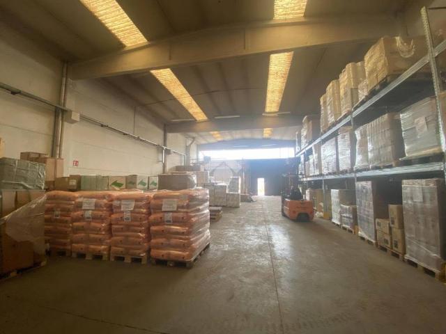 Locale Commerciale in affitto a Mancasale, Re
