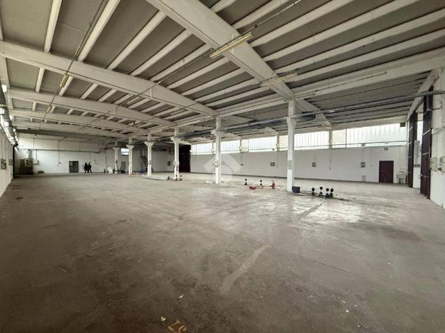 Locale Commerciale in affitto a Mancasale, Re