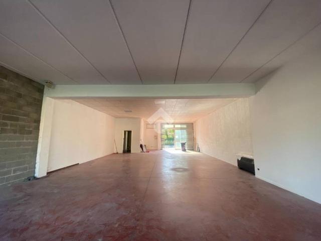 Locale Commerciale in affitto a Re, Reggio Emilia