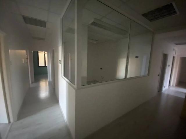 Locale Commerciale in affitto a Pieve Modolena, Re