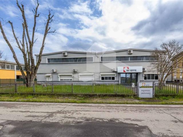 Locale Commerciale in affitto a San Prospero Strinati, Re