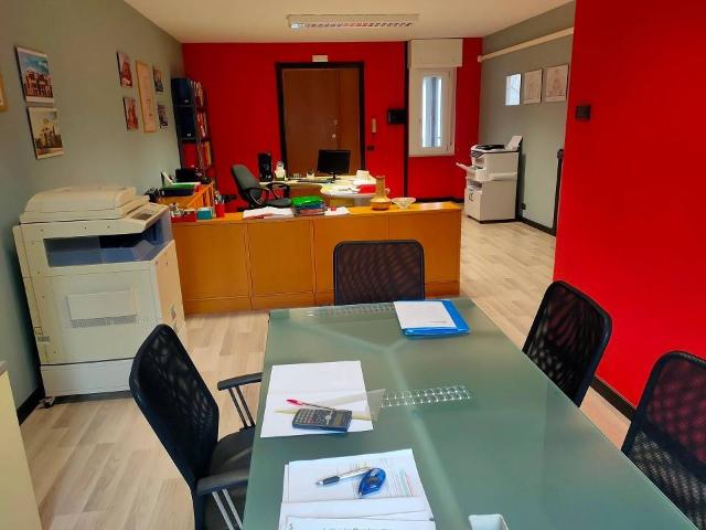 Locale Commerciale in affitto a Re, Reggio Emilia