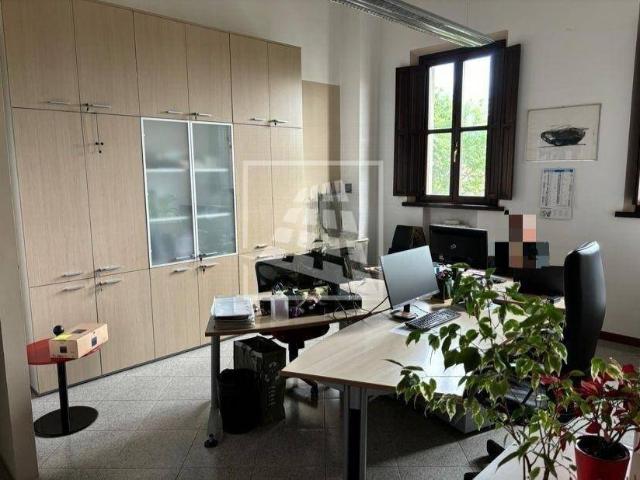 Locale Commerciale in affitto a Mirabello, Re