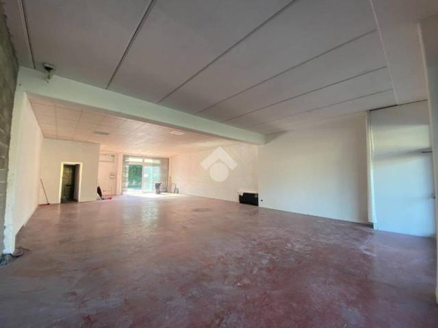 Locale Commerciale in affitto a Re, Reggio Emilia