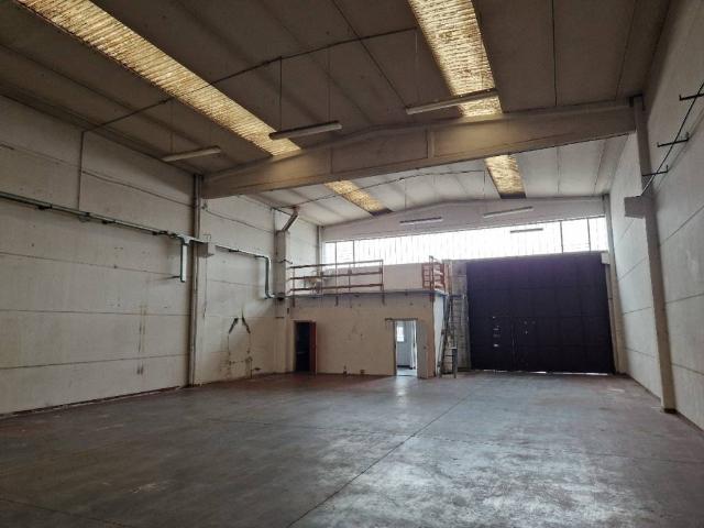 Locale Commerciale in affitto a Mancasale, Re