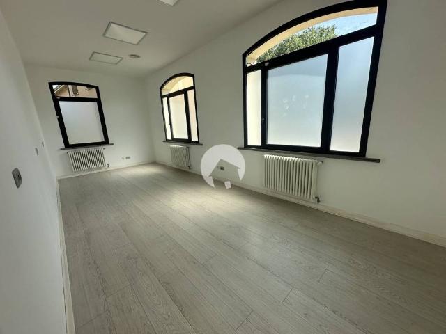 Locale Commerciale in affitto a San Prospero Strinati, Re