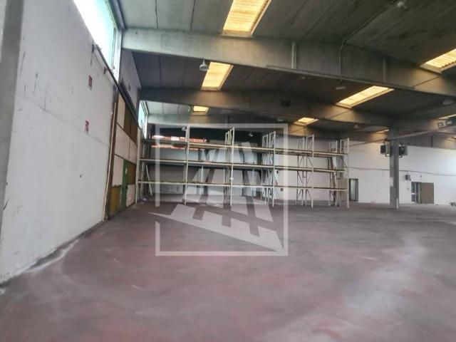 Locale Commerciale in affitto a Mancasale, Re