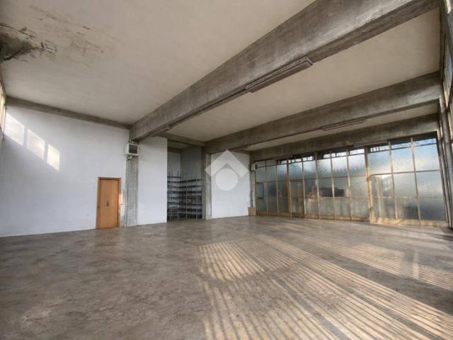 Locale Commerciale in affitto a Mancasale, Re