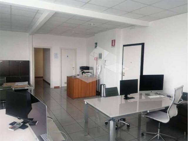 Locale Commerciale in affitto a San Paolo Tribunale, Re