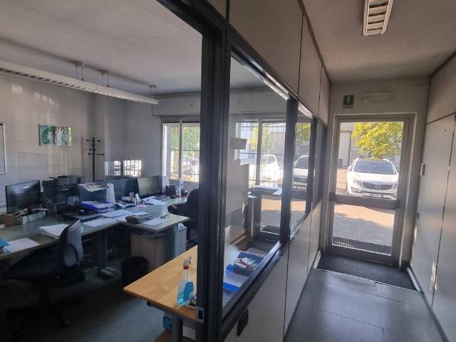 Locale Commerciale in affitto a Mancasale, Re