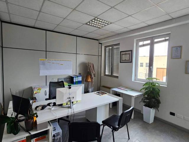 Locale Commerciale in affitto a Mancasale, Re