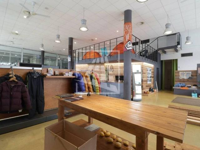 Locale Commerciale in affitto a Cavazzoli, Re