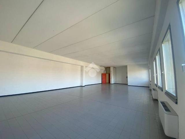 Locale Commerciale in affitto a Re, Reggio Emilia