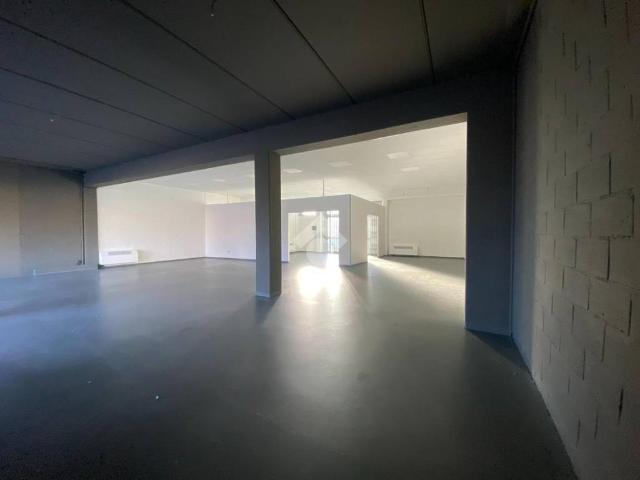 Locale Commerciale in affitto a Re, Reggio Emilia