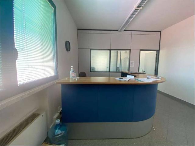 Locale Commerciale in affitto a Regina Pacis, Re