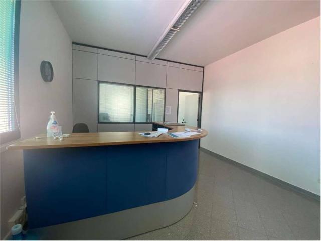 Locale Commerciale in affitto a Regina Pacis, Re