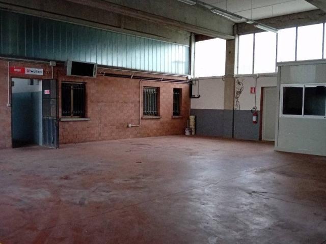 Locale Commerciale in affitto a Cella, Re