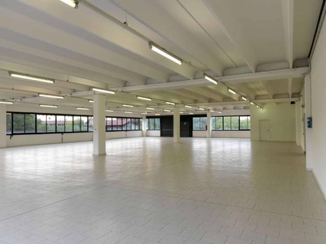 Locale Commerciale in affitto a Cavazzoli, Re