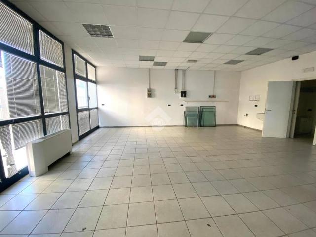 Locale Commerciale in affitto a Re, Reggio Emilia