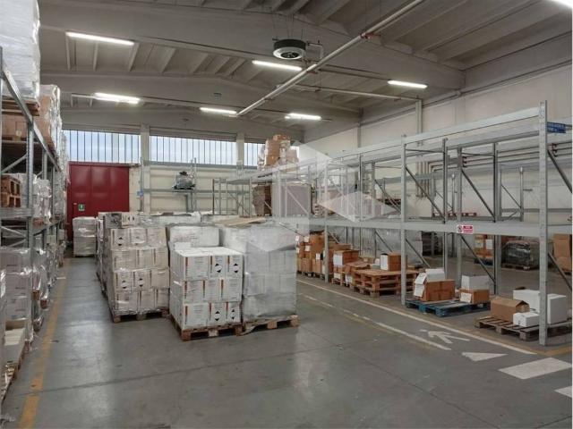 Locale Commerciale in affitto a Buco del Signore, Re