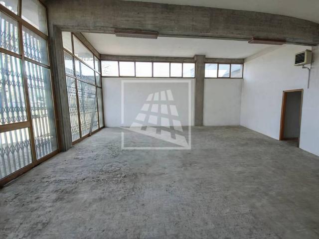 Locale Commerciale in affitto a Cavazzoli, Re