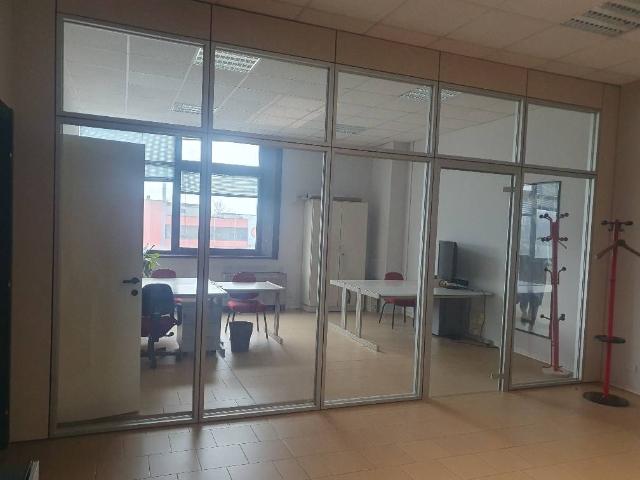 Locale Commerciale in affitto a Cavazzoli, Re