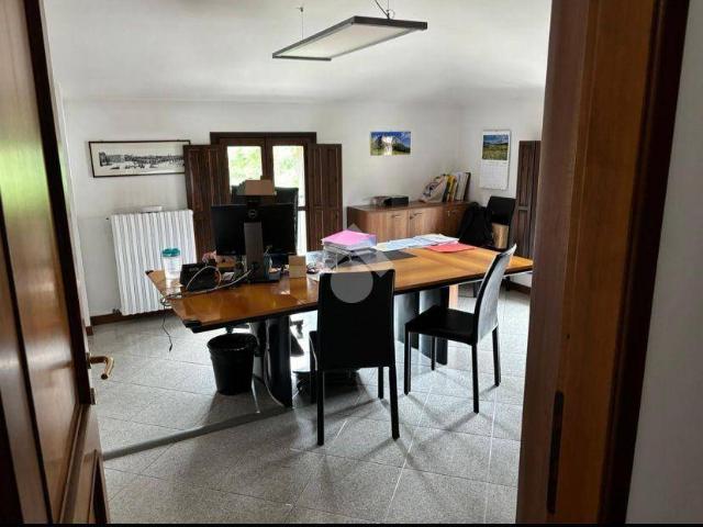 Locale Commerciale in affitto a San Pietro esterna, Re