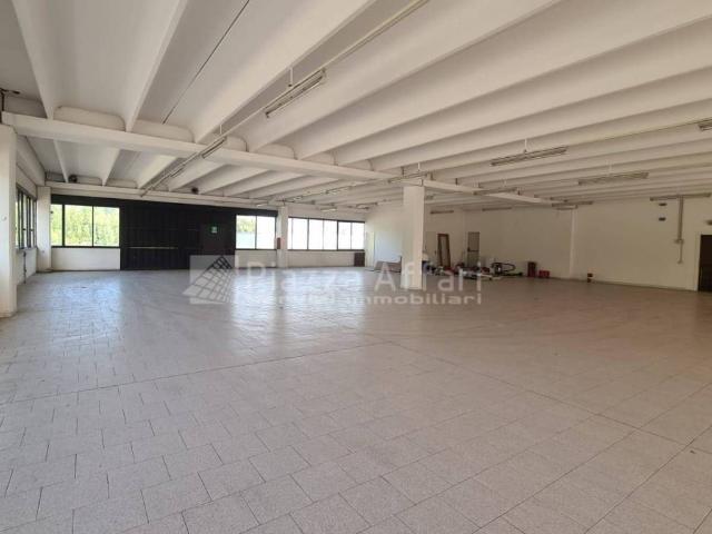 Locale Commerciale in affitto a Cavazzoli, Re