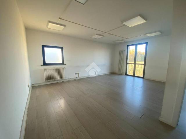 Locale Commerciale in affitto a San Prospero Strinati, Re