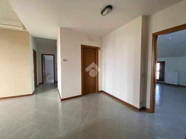 Locale Commerciale in affitto a San Pietro esterna, Re