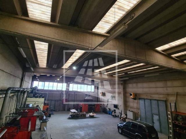 Locale Commerciale in affitto a Cella, Re
